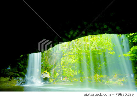Elegant and mysterious Nabegataki Falls surrounded by fresh greenery 79650189