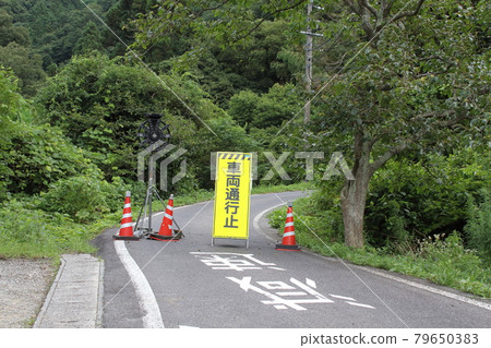 A mountain road that was closed due to a landslide caused by the heavy rain of the rainy season 79650383