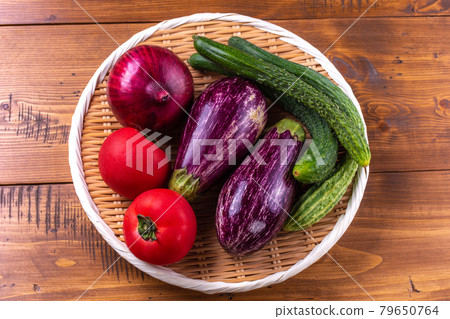 A collection of summer vegetables 79650764