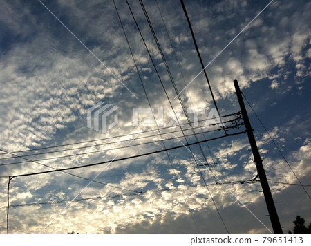 秋天的天空和電線景觀 79651413