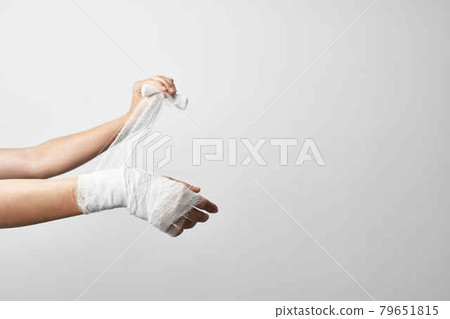 hand injury bandage treatment emergency health problems 79651815