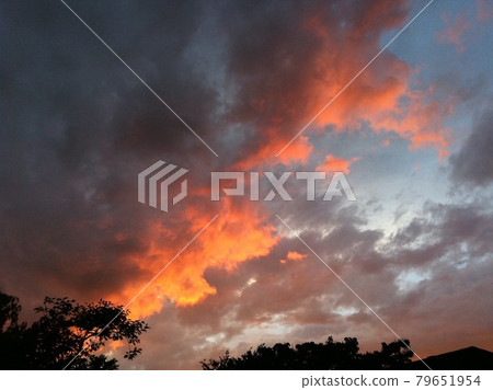 夏天黃昏的雲被染成了橙色 夏天黃昏的雲被染成了橙色 79651954