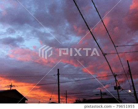 夏天黃昏的雲被染成了橙色 夏天黃昏的雲被染成了橙色 79651955