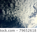 Cirrocumulus clouds that appeared in the autumn sky 79652618
