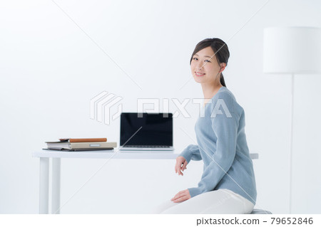 PC female white background online 79652846