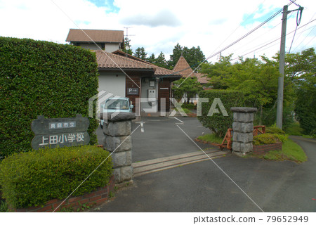 [Closed] Former Maniwa City Ueda Elementary School (currently UEDA VILLAGE) school gate and school building Maniwa City, Okayama Prefecture 79652949