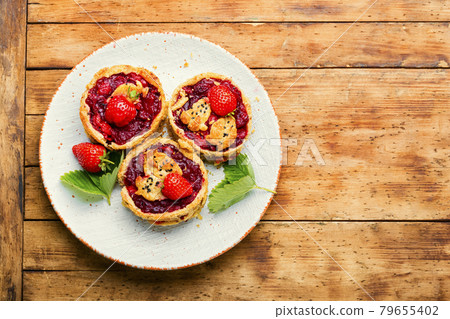 Summer tartlets with strawberries Summer tartlets with strawberries 79655402