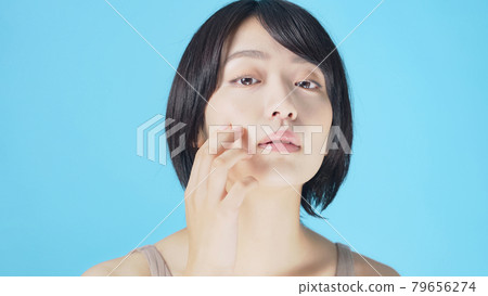檢查皮膚的女性護膚形象 檢查皮膚的女性護膚形象 79656274