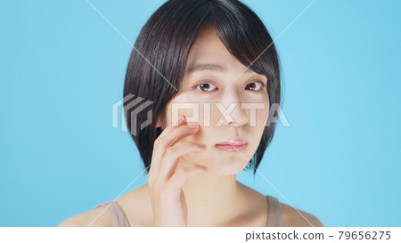 檢查皮膚的女性護膚形象 檢查皮膚的女性護膚形象 79656275