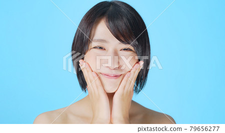 按摩臉部的女性護膚形象 按摩臉部的女性護膚形象 79656277