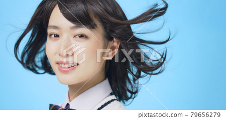 頭髮飄揚的女學生,高中生,考生 頭髮飄揚的女學生,高中生,考生 79656279