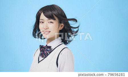 一個頭髮飄揚的微笑女學生,一個高中生,一個考生 一個頭髮飄揚的微笑女學生,一個高中生,一個考生 79656281