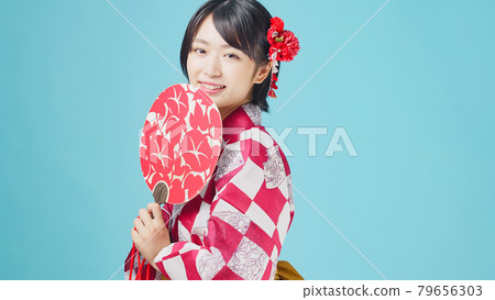 一個yukata的婦女與愛好者 79656303