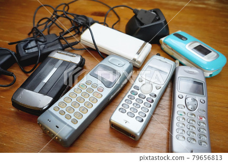 Image of old feature phone 79656813