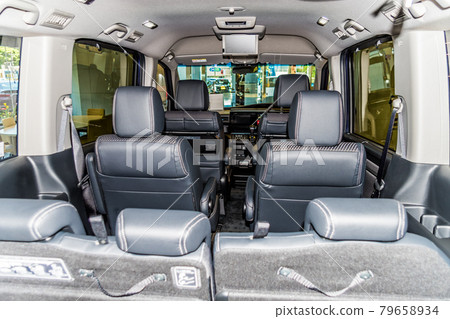 從小型貨車的行李箱看到的內部空間和座椅 79658934
