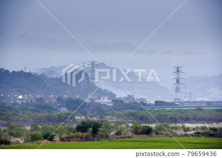 青城時，周中遭遇巨大的電塔，遠山的雲朵升起，天空佈滿了雲彩。 79659436