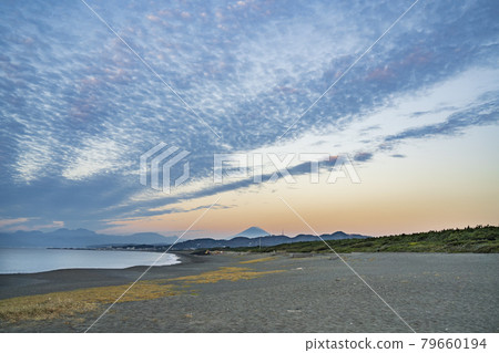 Hiratsuka coastal scenery in the early morning [Hiratsuka City, Kanagawa Prefecture] 79660194
