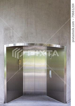 Passenger lift with open door 79661284