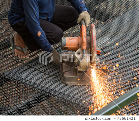 worker used cutting machine to cut iron mesh 79661421