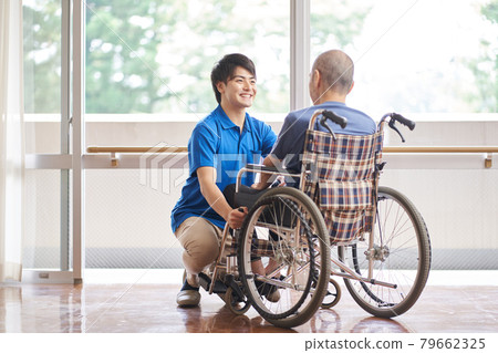 坐輪椅的老人和看護者 79662325