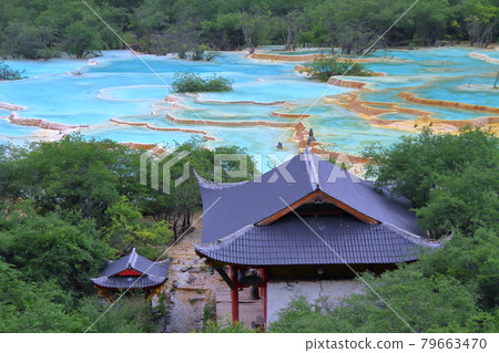 中國四川省阿壩藏族羌族自治州松潘縣世界自然遺產黃龍風景區古塞池湛藍的水 79663470