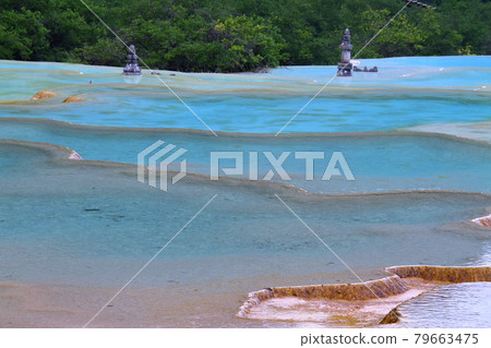 中國四川省阿壩藏族羌族自治州松潘縣世界自然遺產黃龍風景區古塞池湛藍的水 中國四川省阿壩藏族羌族自治州松潘縣世界自然遺產黃龍風景區古塞池湛藍的水 79663475