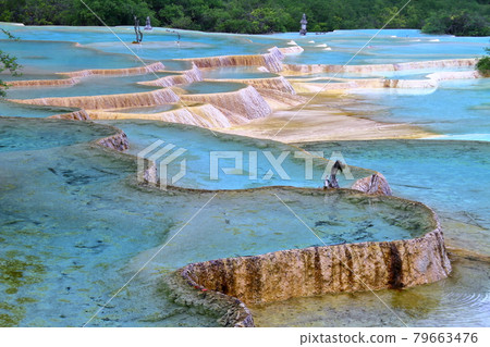 中國四川省阿壩藏族羌族自治州松潘縣世界自然遺產黃龍風景區古塞池湛藍的水 79663476