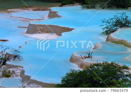 Bright blue water of Gosai Pond in Huanglong Scenic Area, a World Natural Heritage Site, Songpan County, Aba Tibetan and Chang Autonomous Prefecture, Sichuan Province, China 79663479