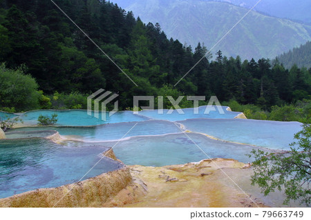中國四川省阿壩藏族羌族自治州松潘縣 世界自然遺產 黃龍風景區 石灰架上湛藍的海水 中國四川省阿壩藏族羌族自治州松潘縣 世界自然遺產 黃龍風景區 石灰架上湛藍的海水 79663749