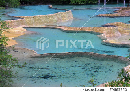 中國四川省阿壩藏族羌族自治州松潘縣 世界自然遺產 黃龍風景區 石灰架上湛藍的海水 中國四川省阿壩藏族羌族自治州松潘縣 世界自然遺產 黃龍風景區 石灰架上湛藍的海水 79663750