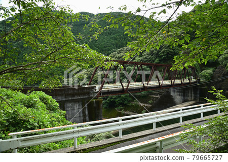 Iron bridge 79665727