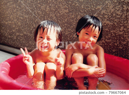 老電影照片兩姐妹進入陽台上的乙烯基游泳池 79667064