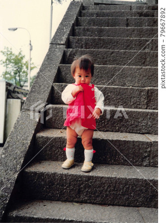 老電影照片站在樓梯上的紅衣小女孩 79667892