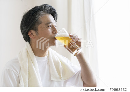 Profile of a man in his 50s drinking beer Profile of a man in his 50s drinking beer 79668382