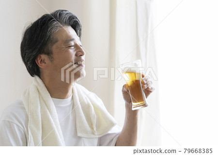 一個 50 多歲喝啤酒的男人的簡介 79668385