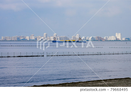 從三番瀨(船橋市)到浦安方向的公寓、住宅小區、公寓和住宅之間行駛的船。 從三番瀨(船橋市)到浦安方向的公寓、住宅小區、公寓和住宅之間行駛的船。 79668495