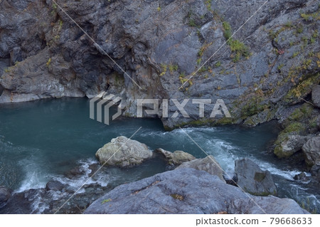 多摩川撞擊巨石壁，奧多摩町鳩之巢溪谷清涼的水流 79668633