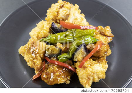 美味的夏季蔬菜和南蠻醬炸雞 美味的夏季蔬菜和南蠻醬炸雞 79668794