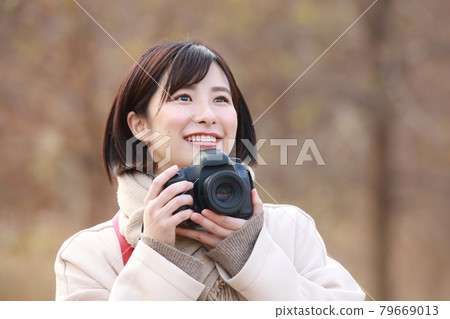一個女人拍一張照片 一個女人拍一張照片 79669013
