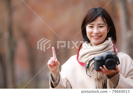 一個女人拍一張照片 一個女人拍一張照片 79669015