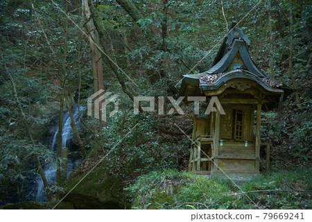 Chiaraitaki Shrine and Chiaraitaki Falls, Akaiwa City, Okayama Prefecture 79669241