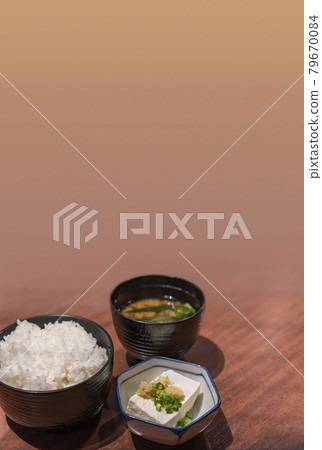[Domestic] Japanese home cooking: white rice, tofu topped with grated ginger and shredded green onions, and miso soup. 79670084