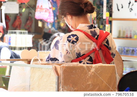 Woman in yukata with a sash, back view 79670538