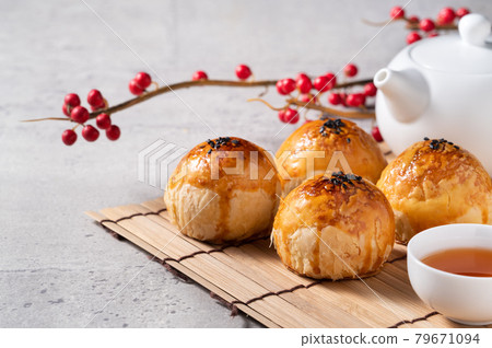 Mid-Autumn Festival Moon Cake Egg Yolk Pastry Mid-Autumn Festival Moon cake げっぺい 79671094