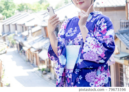 A woman sightseeing in Kyoto in a yukata 79673396