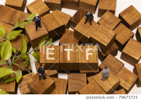 ETF字母表和微型商人與植物 ETF字母表和微型商人與植物 79673725