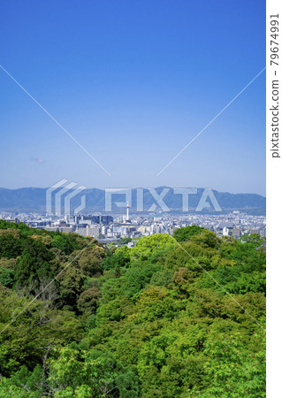 從清水寺清新的綠地看京都城市景觀 從清水寺清新的綠地看京都城市景觀 79674991