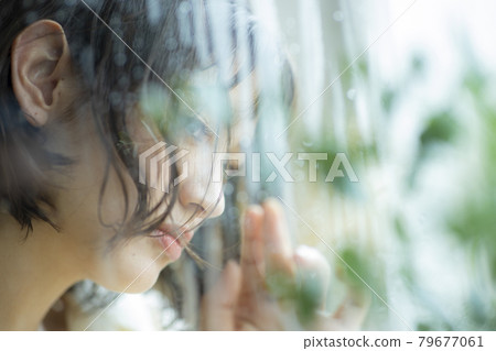 窗邊下雨的女人 79677061