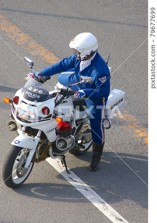 A police officer A police officer 79677699