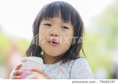 可愛的 5 歲女孩 79680297